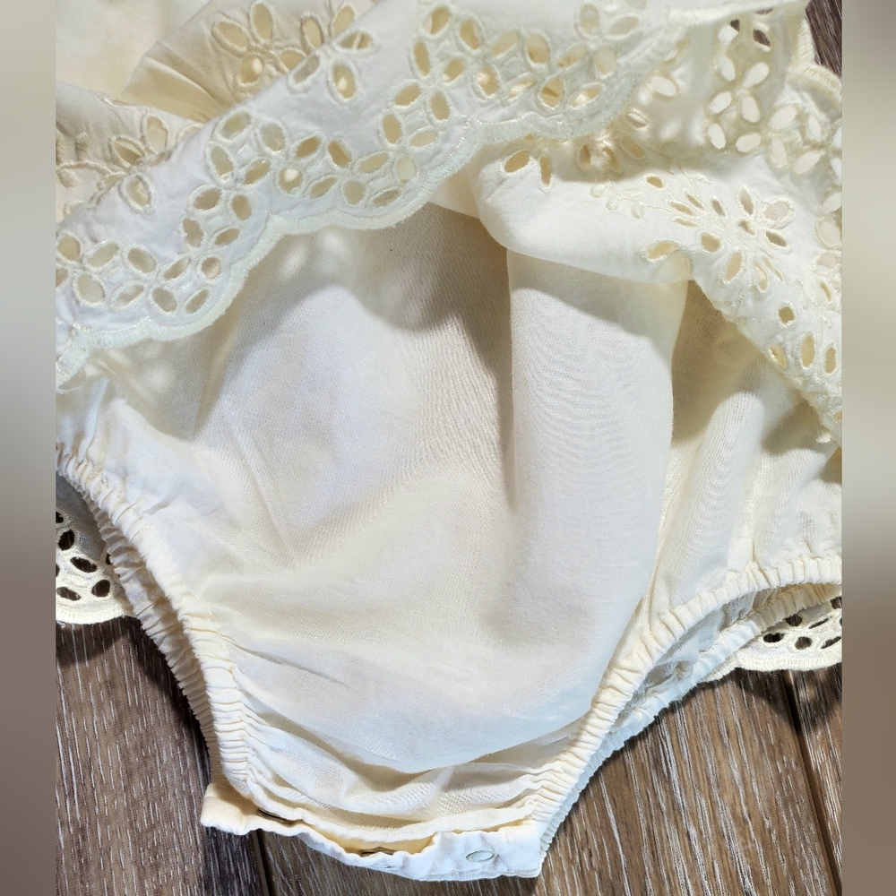 GAP Cream Eyelet Baby Romper  Size 3-6M - Picture 5 of 7
